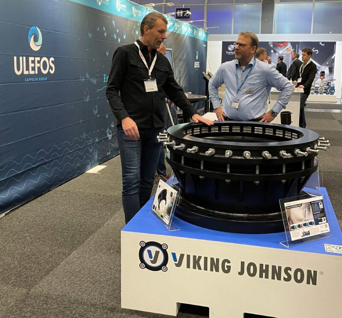 Photo shows Johan Lundvall Ulefos Sales Manager explaining the benefits of UltraGrip Amplified to a manager from Helsinge Vatten AB